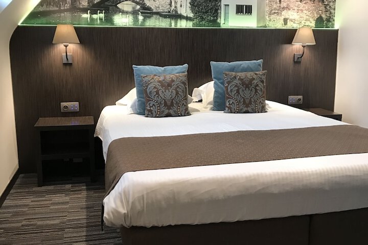 Room 16 of 108