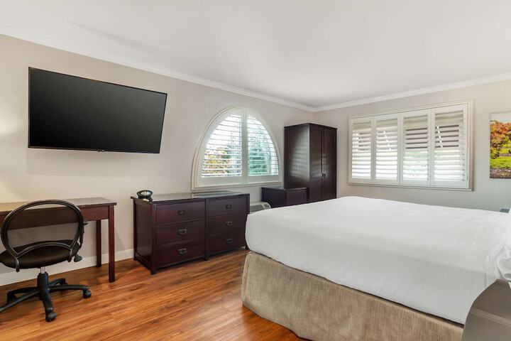 1 King Bed Corner (26 of 26)