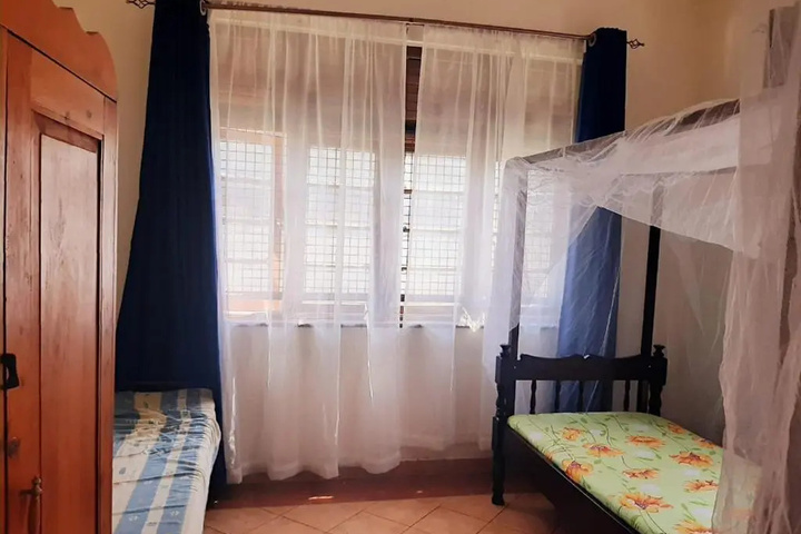 Room 4 of 12