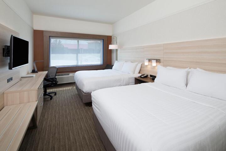 2 Queen Beds (9 of 10)