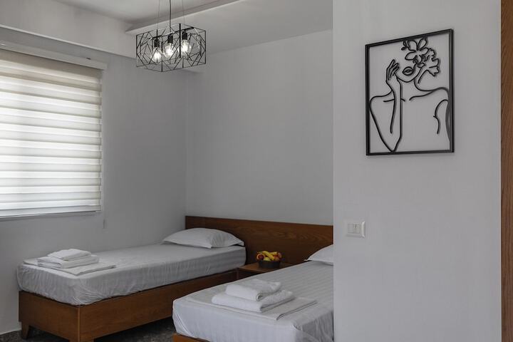 Room 9 of 25