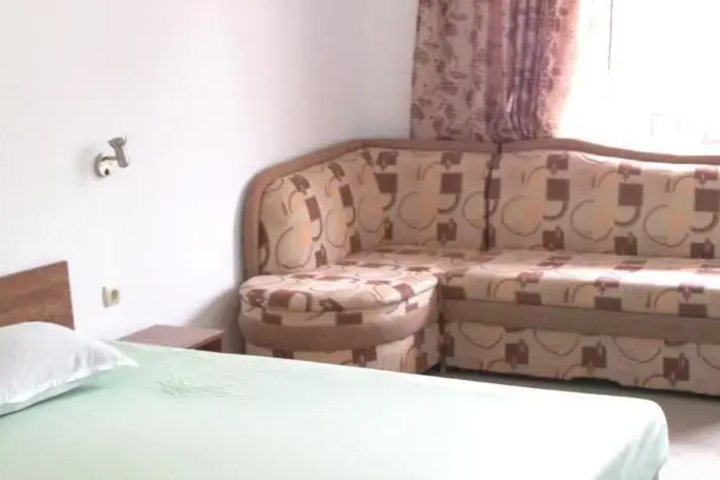 Room 4 of 10