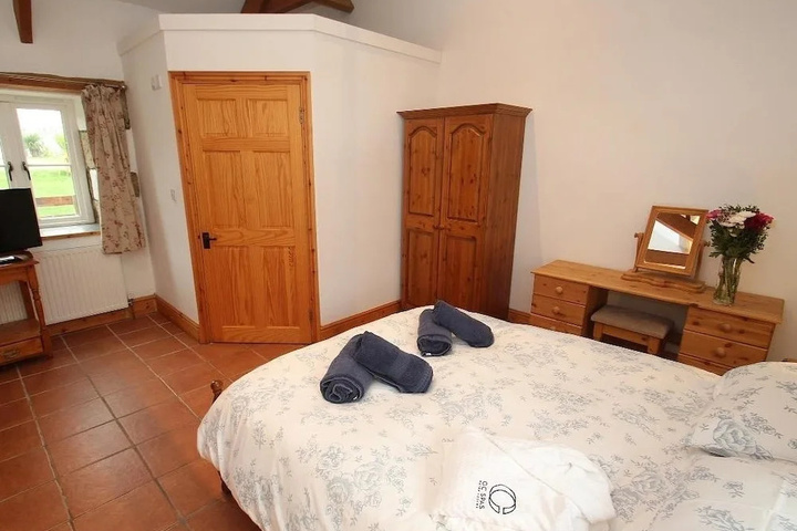 Room 4 of 18
