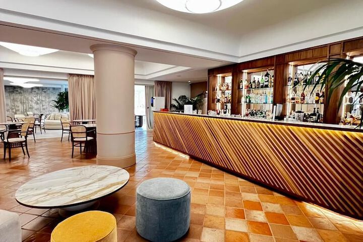 Lounge 69 of 88