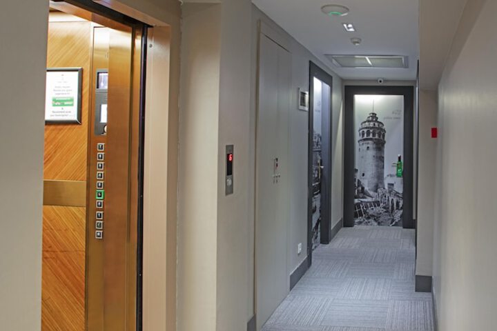 Ballroom/Hall 77 of 89
