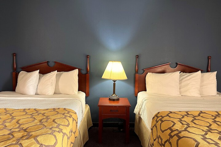 2 Queen Beds (1 of 8)