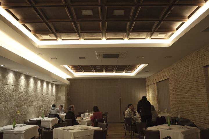 Lounge 33 of 42