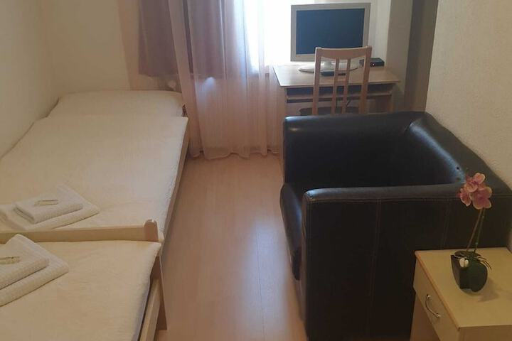 Room 16 of 28