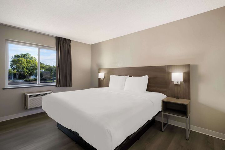 1 King Bed (1 of 20)