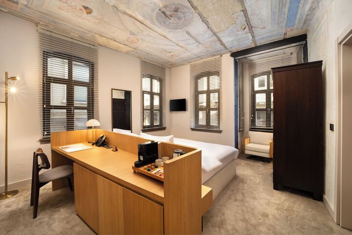 Room 17 of 40