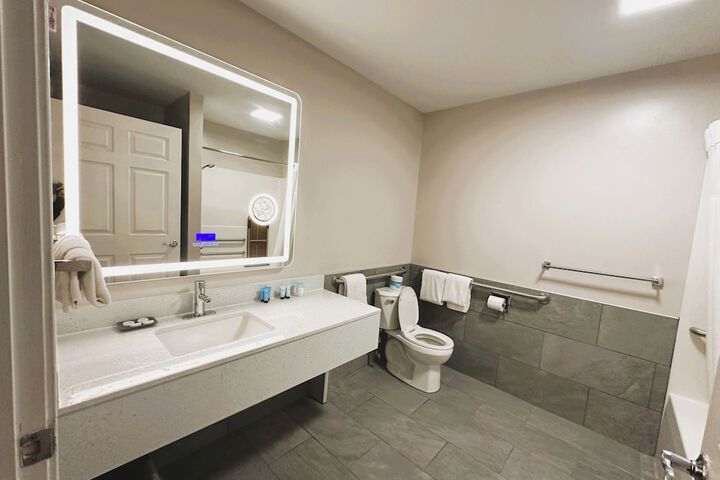 2 Queen Beds Not Pet Friendly (13 of 15)