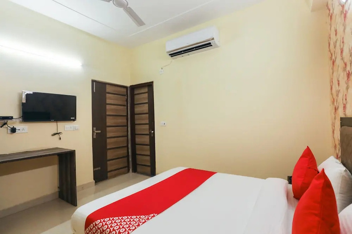 Room 4 of 12
