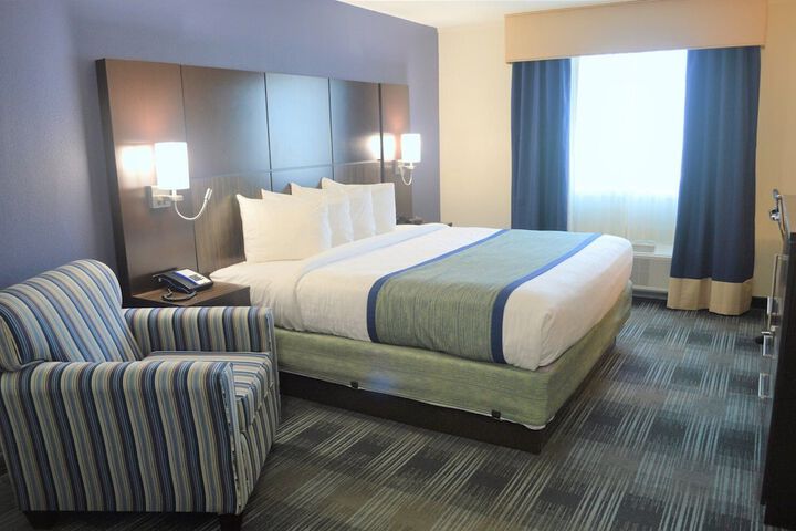 1 King Bed (6 of 9)