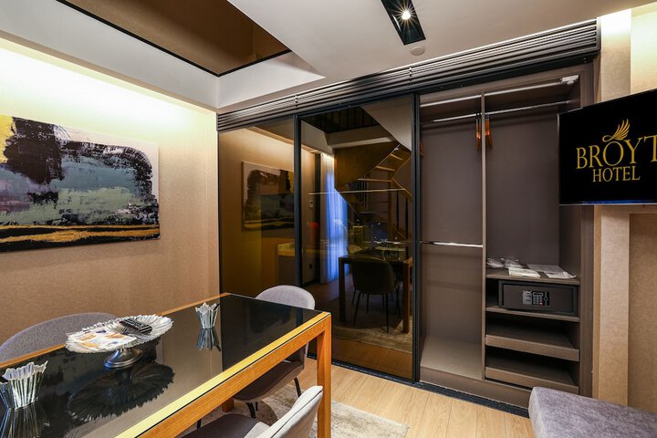 Room 22 of 80