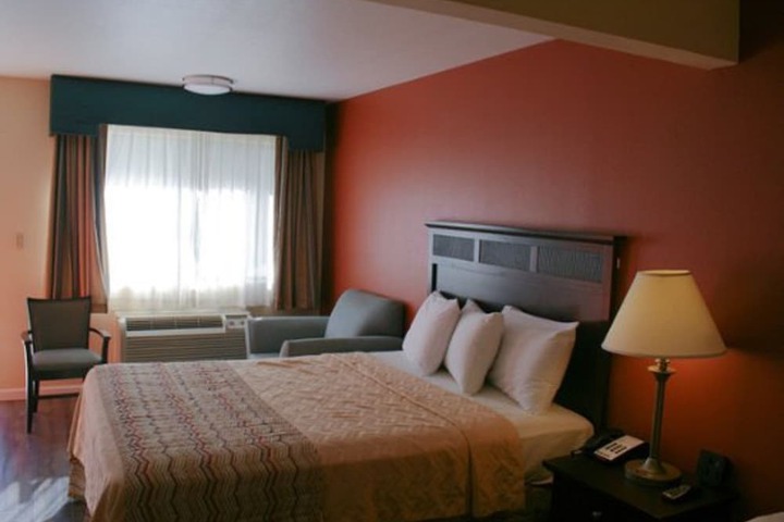 1 Queen Bed (7 of 7)