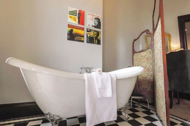 Deep soaking bathtub