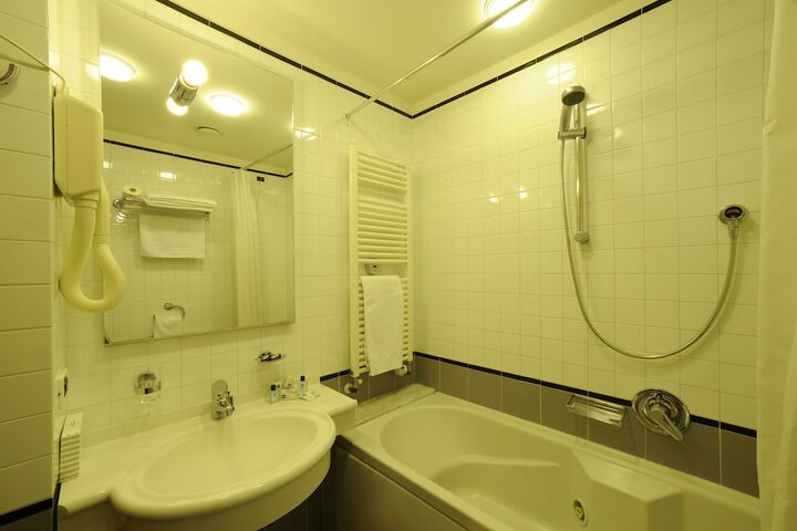Room 52 of 75