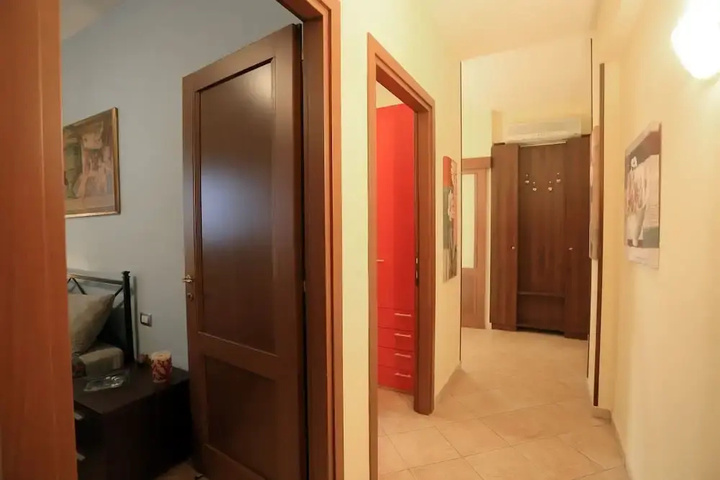 Room 10 of 16