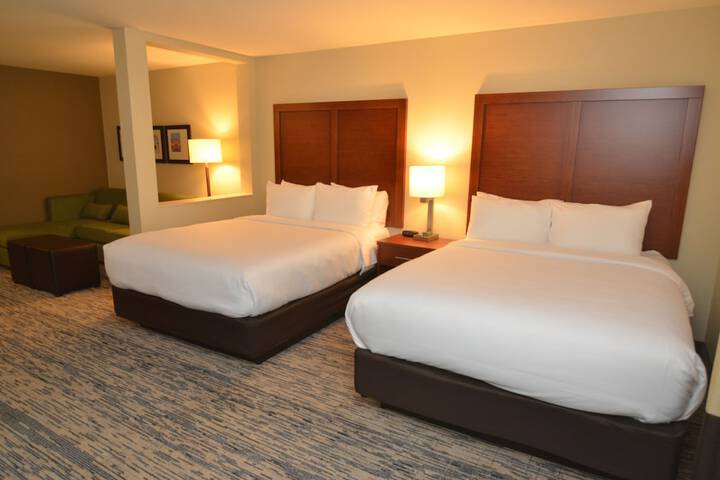 2 Queen Beds (8 of 16)