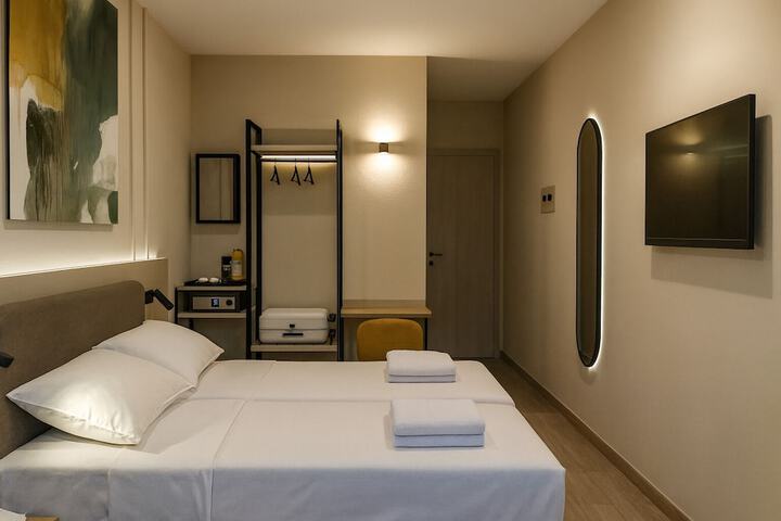 Room 11 of 32