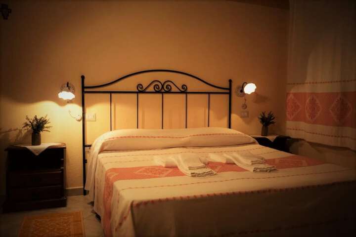 Room 12 of 103