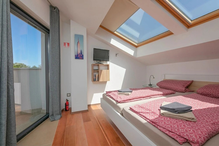 Room 4 of 14