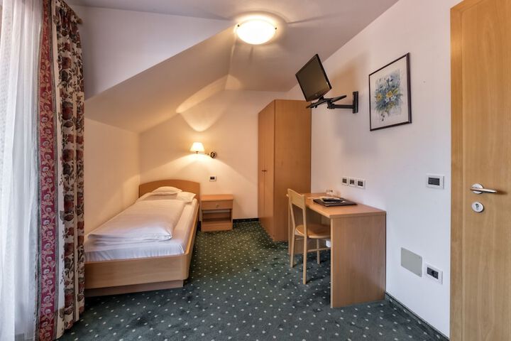 Room 15 of 108