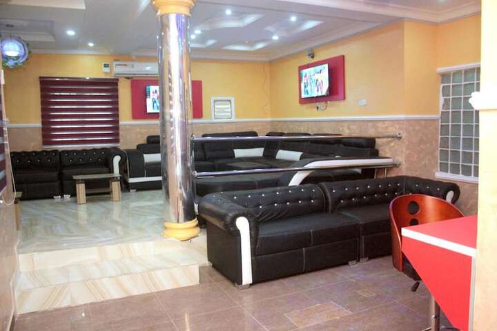 Lounge 12 of 13