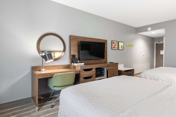 2 Queen Beds Hearing Accessible (14 of 20)