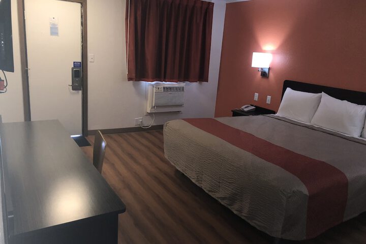 Room 3 of 28