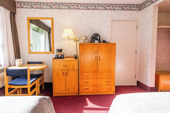 Room 32 of 61