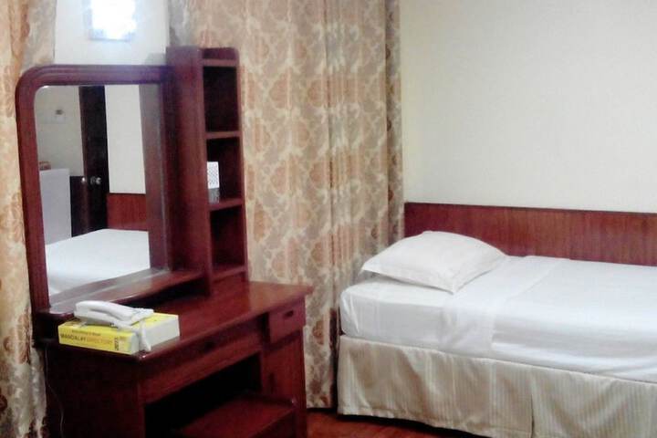 Room 13 of 32