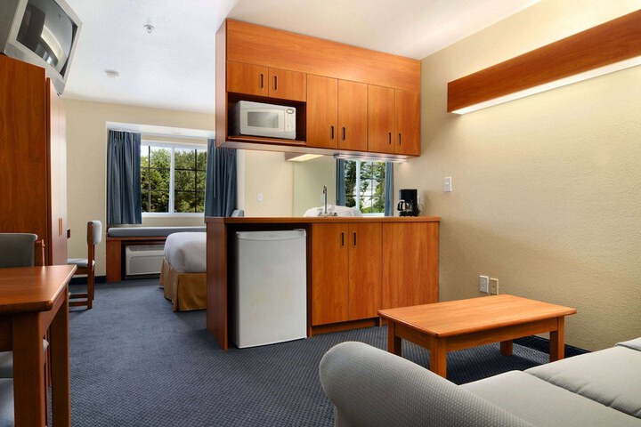 Room 5 of 9