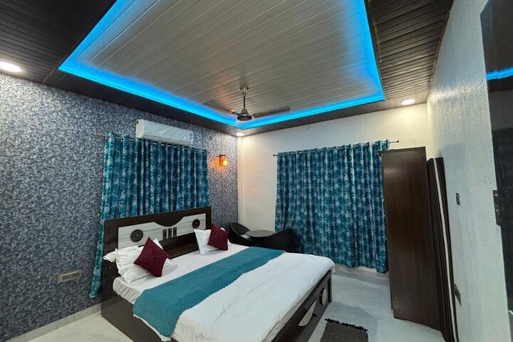 Room 6 of 12