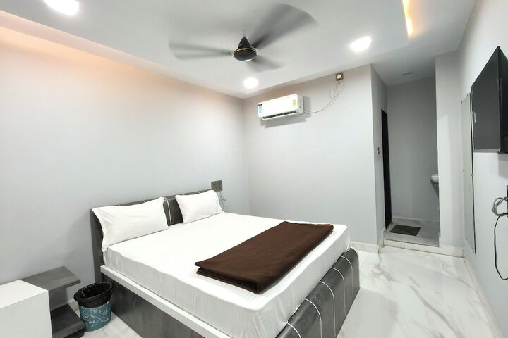 Room 8 of 12