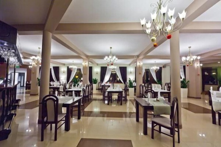 Dining 36 of 47