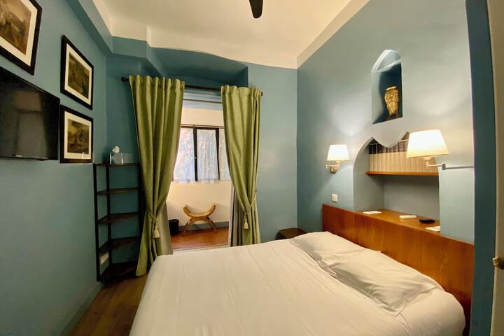 Room 42 of 107