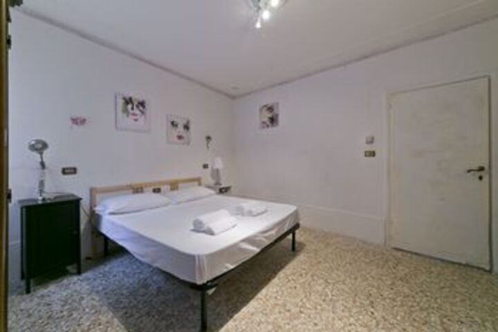 Room 8 of 12