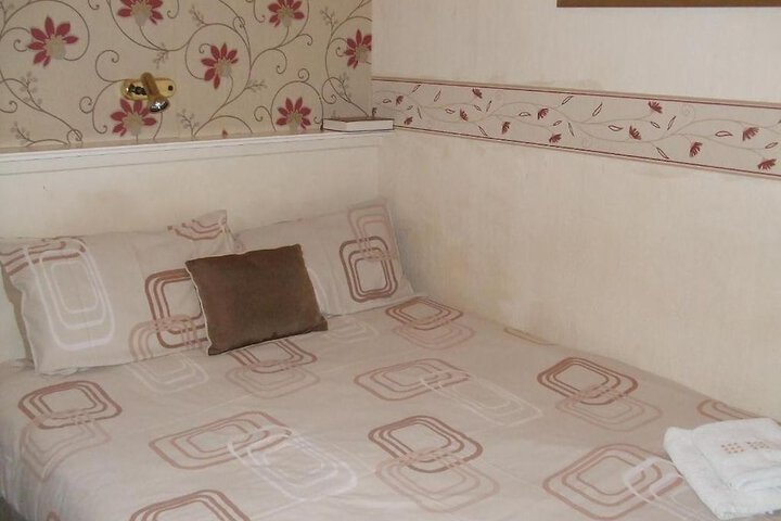 Room 2 of 143