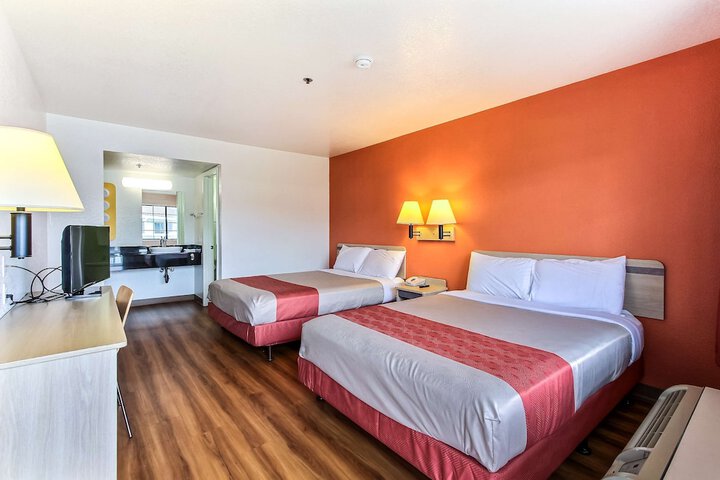 1 Queen Bed (10 of 12)