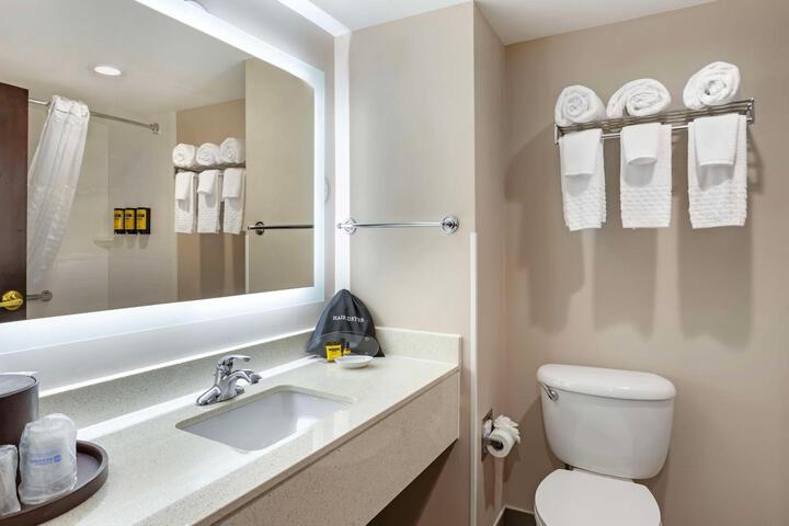 1 Queen Bed High Speed Internet Accessible Refrigerator, Coffee Maker, Hairdryer Full Breakfast (26 of 26)