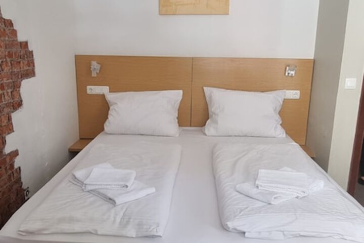 Room 11 of 16