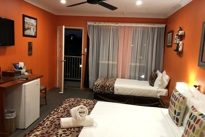 Room 18 of 103