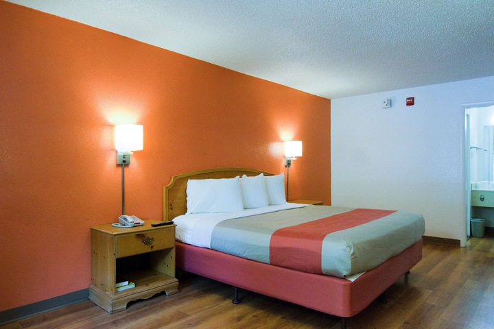 1 King Bed (3 of 5)