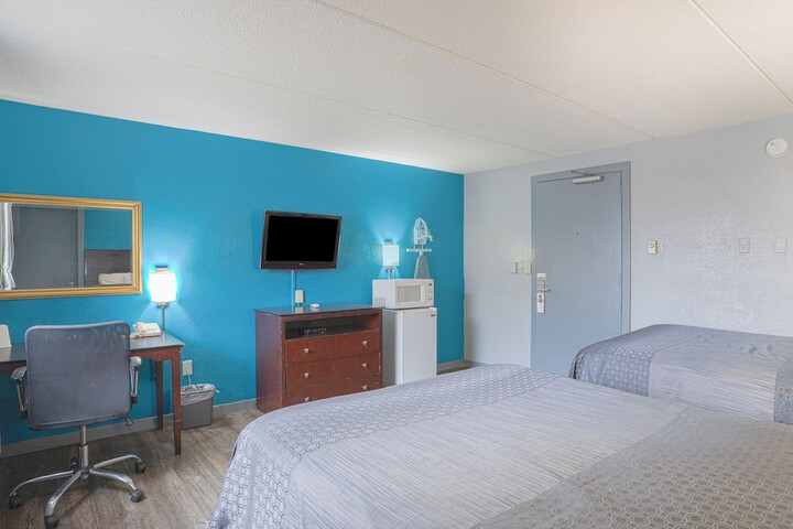 1 Queen Bed (12 of 25)