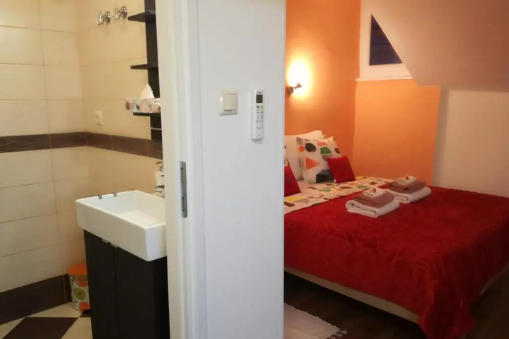 Room 10 of 12