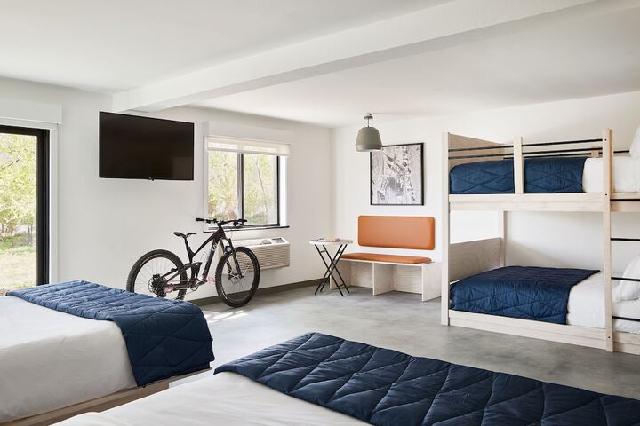 1 King Bed (3 of 7)