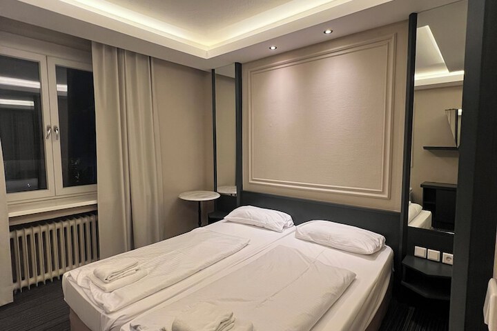 Room 4 of 15