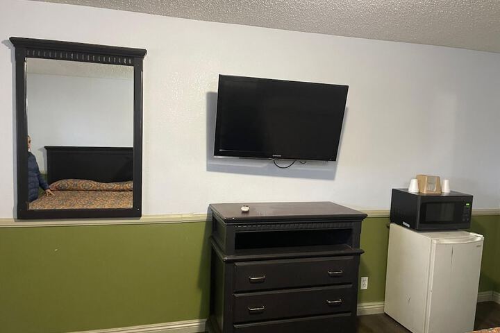 1 Queen Bed (1 of 12)