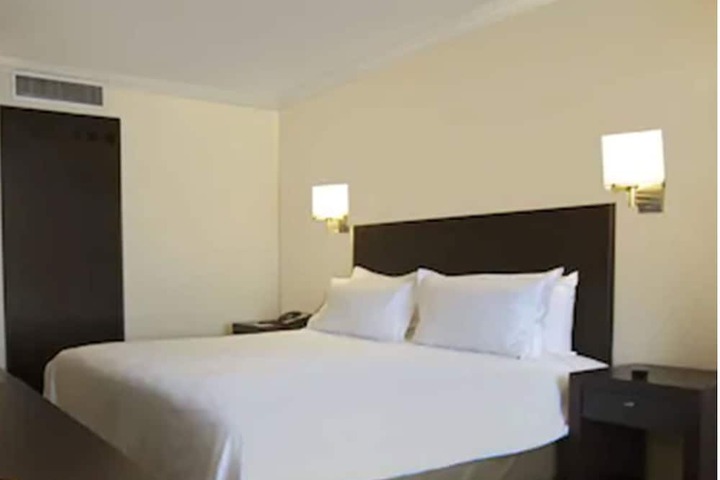 Room 4 of 27